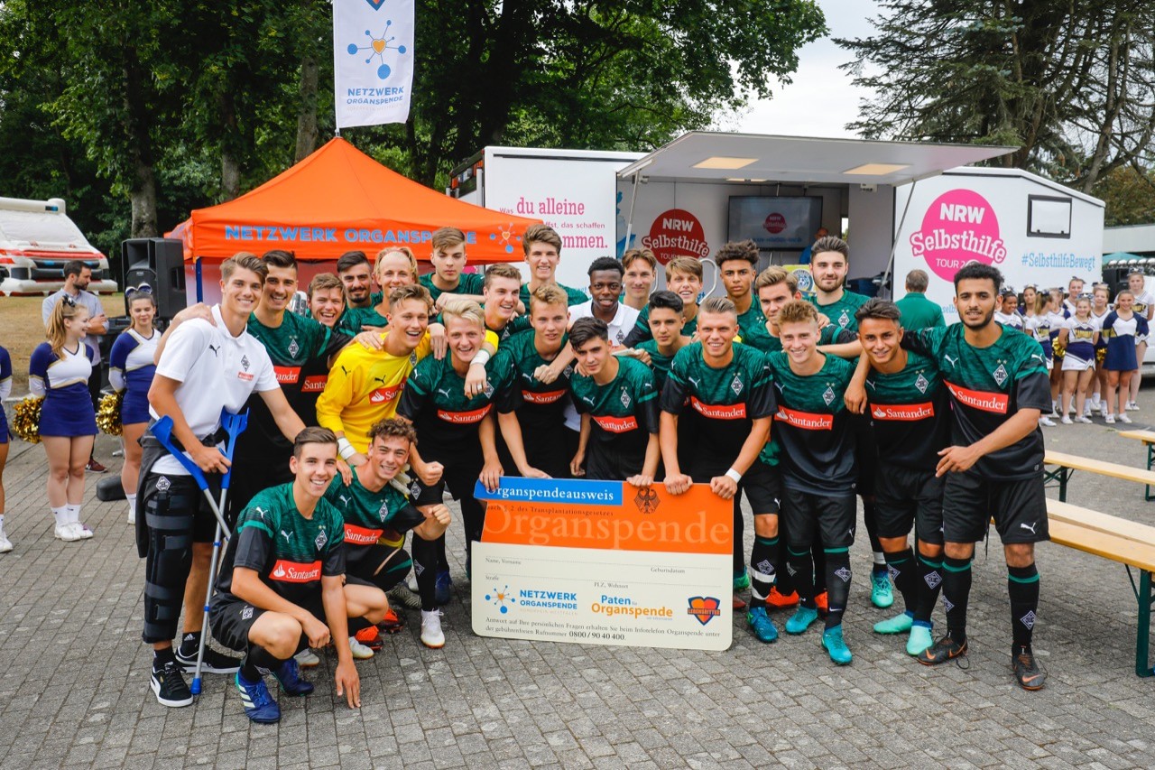 Jede Mannschaft posierte mit einem Organspende-Ausweis: hier die Gewinner des Turniers von Borussia M&ouml;nchengladbach