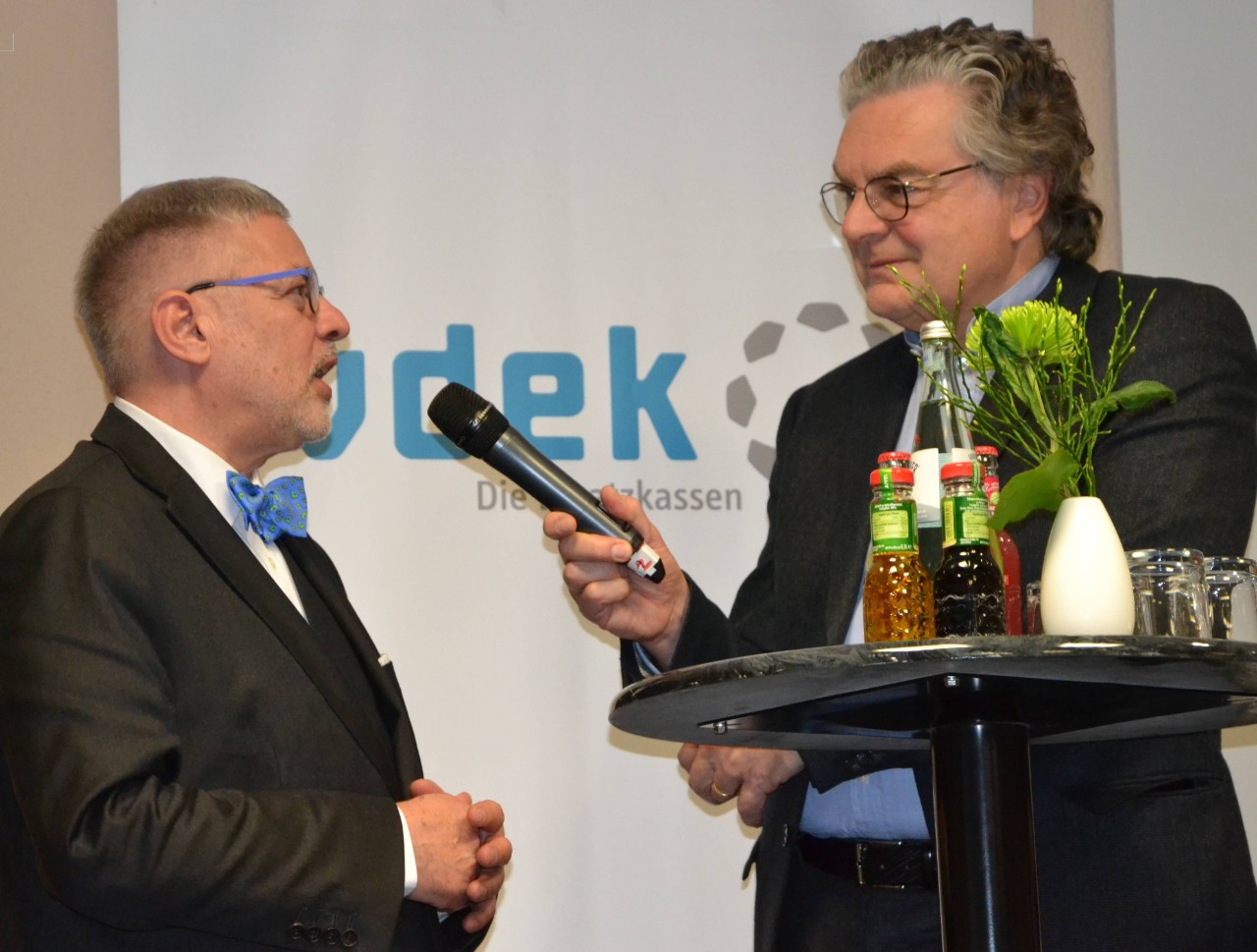 Dr. Frank Bergmann, Vorstandsvorsitzender der Kassen&auml;rztlichen Vereinigung Nordrhein (li)