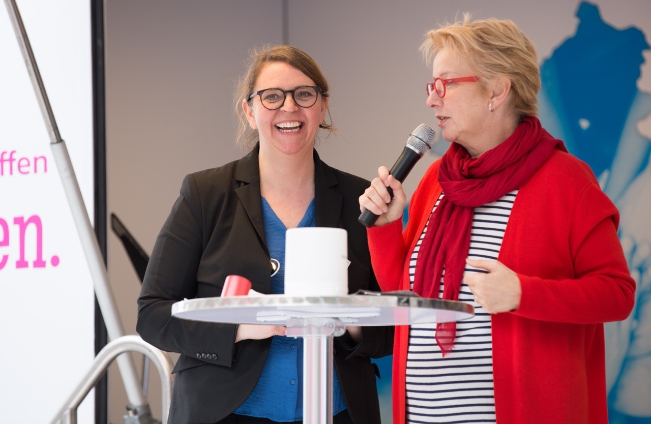 Moderatorin Benninghoven und Marita Schormann von der Selbsthilfekontaktstelle D&uuml;sseldorf im Interview