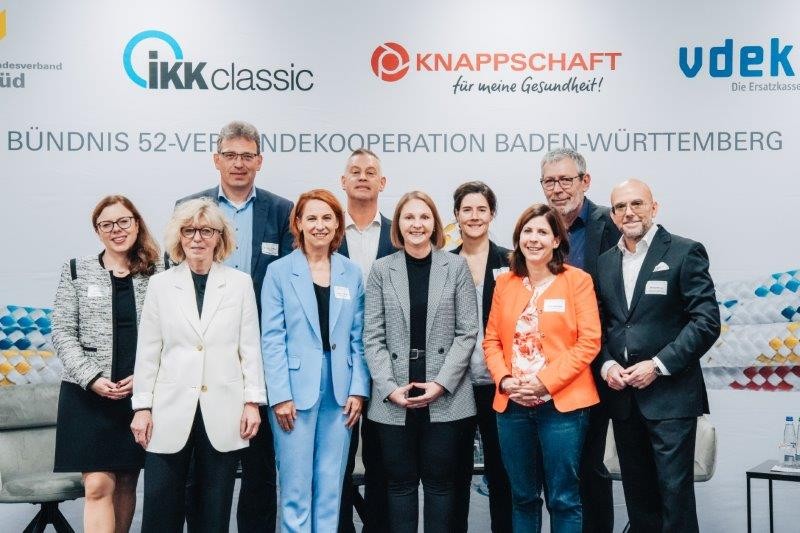Bündnis 52 - 6 Frauen und 4 Männer in der Gruppe stehend Bündnis 52 - 6 Frauen und 4 Männer in der Gruppe stehend