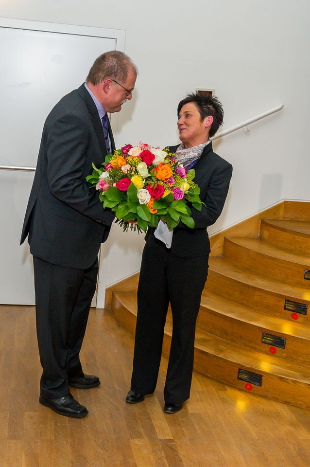 Walter Scheller, Leiter der vdek-LV überreicht Sozialministerin Katrin Altpeter einen Strauß Blumen Walter Scheller, Leiter der vdek-LV überreicht Sozialministerin Katrin Altpeter einen Strauß Blumen
