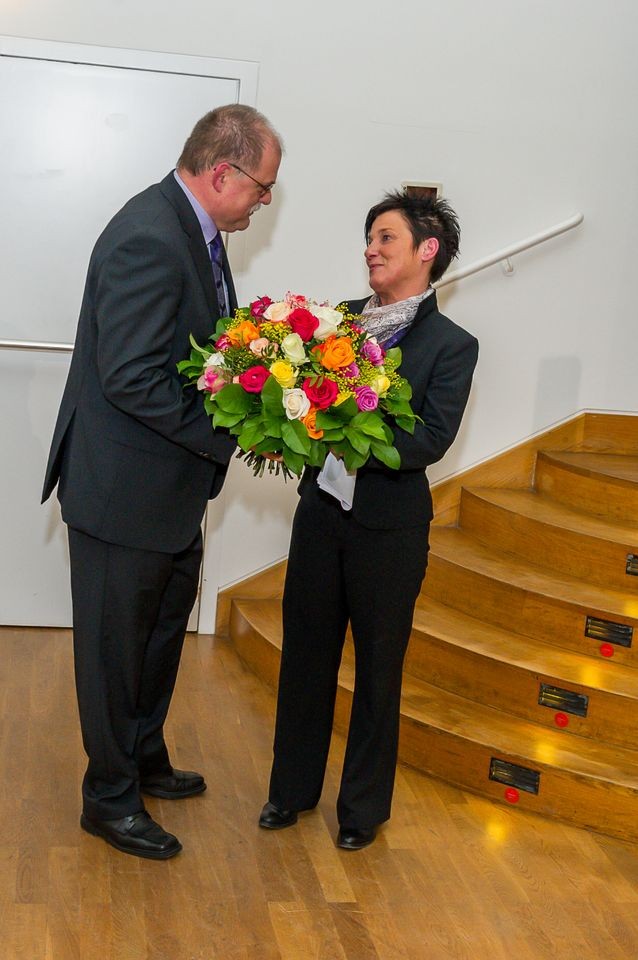 Walter Scheller, Leiter der vdek-LV überreicht Sozialministerin Katrin Altpeter einen Strauß Blumen