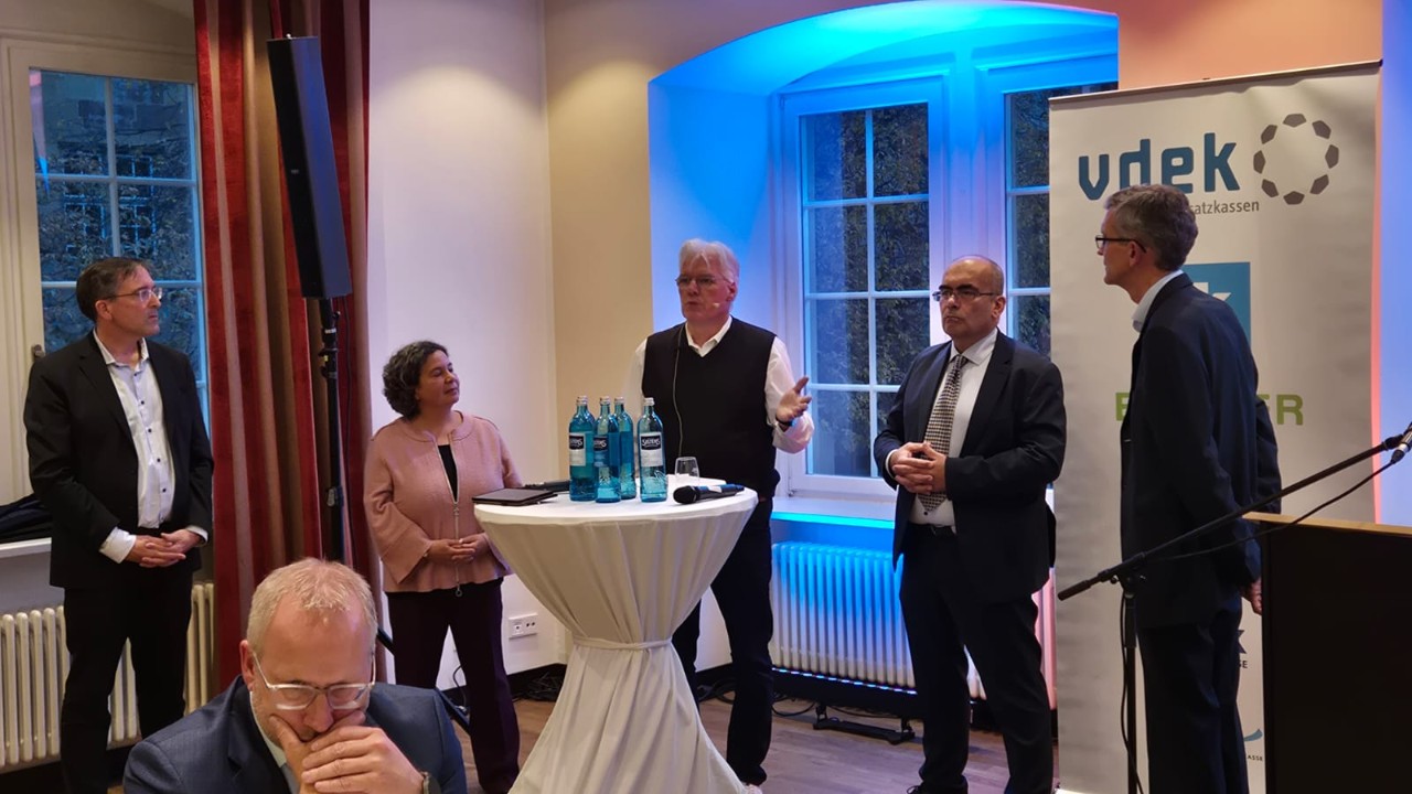 Gesundheitspolitische vdek-Veranstaltung 21.10.2025 in Stuttgart. 1 Frau und 4 Männer vor Publikum diskutierend.