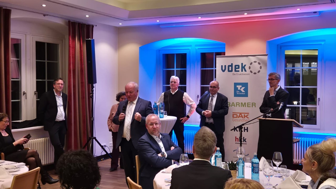 Gesundheitspolitische vdek-Veranstaltung 21.10.2025 in Stuttgart. 1 Frau und 5 Männer in der Diskussion.