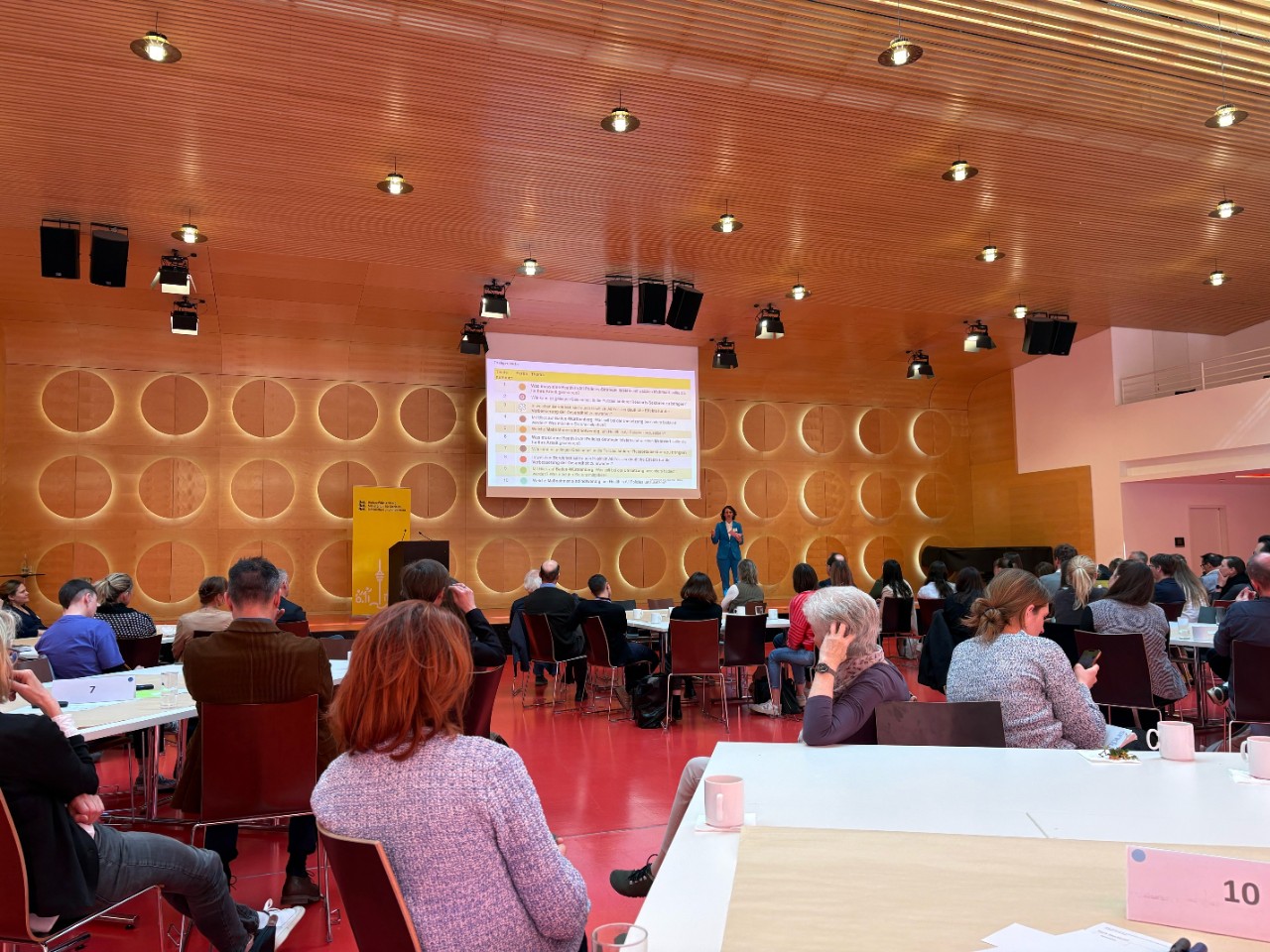 Health in All Policies - Zuhörende Menschen am 7. April 2025 