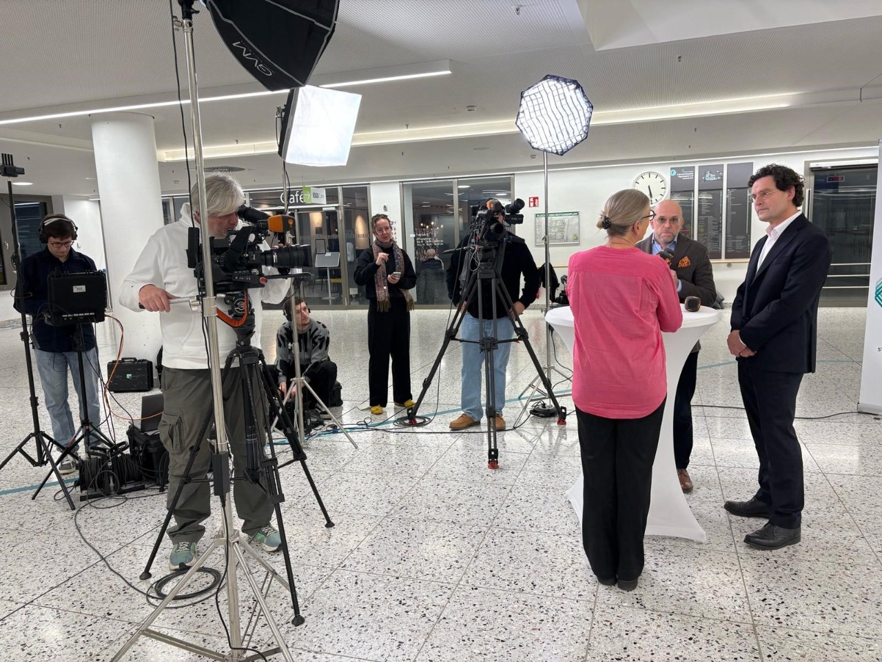 ZDF-Dreh im Klinikum Stuttgart. 1 Frau und 2 Männer vor einem Kamerateam stehend