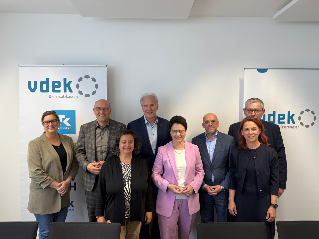 Justizministerin Gentges am 12.5.25 in der vdek-LV, 4 Frauen und 4 Männer im Gruppenbild stehend Justizministerin Gentges am 12.5.25 in der vdek-LV, 4 Frauen und 4 Männer im Gruppenbild stehend