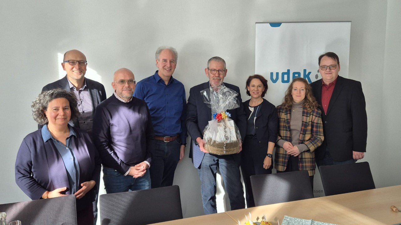 Verabschiedung von Anton Haupenthal in der vdek-LV, 3 Frauen und 5 Männer stehend