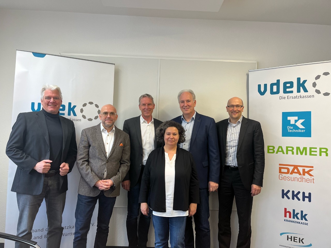 Jochen Haußmann MdL, Parlamentarischer Geschäftsführer und stellv. Fraktionsvorsitzender der FDP/DVP-Landtagsfraktion in der vdek-LV. 1 Frau und 5 Männer in der Gruppe vor Roll-ups stehend. Jochen Haußmann MdL, Parlamentarischer Geschäftsführer und stellv. Fraktionsvorsitzender der FDP/DVP-Landtagsfraktion in der vdek-LV. 1 Frau und 5 Männer in der Gruppe vor Roll-ups stehend.