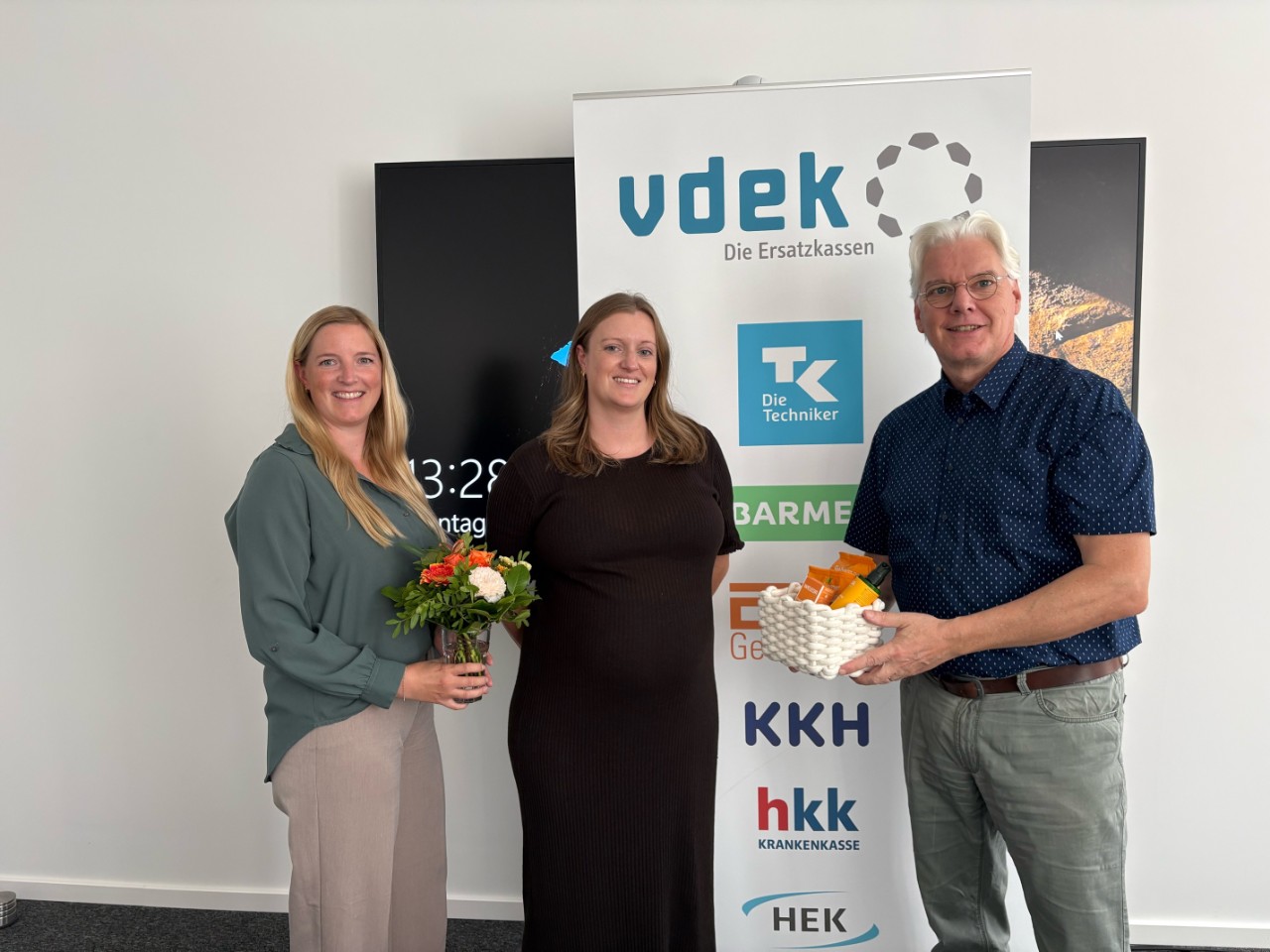 Präventionsbeauftragte der Mitgliedskassen am 14.9.26 in der vdek-LV, 2 Frauen une 1 Mann in der Gruppe stehend