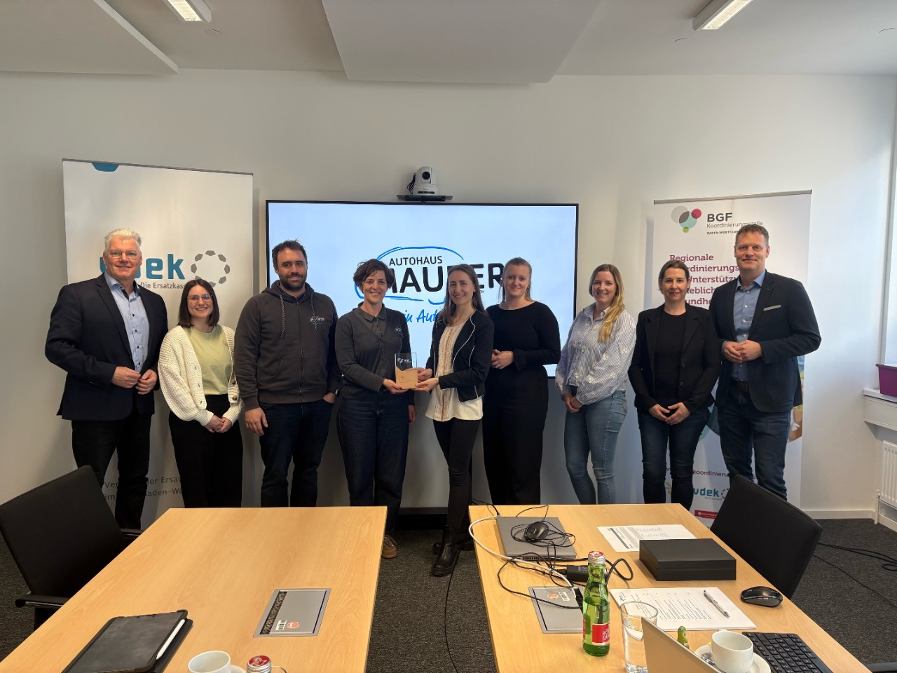 BGF-Preisübergabe am 19.3.26 an das Autohaus Maurer aus Holzgerlingen, 6 Frauen und 3 Männer in der Gruppe stehend