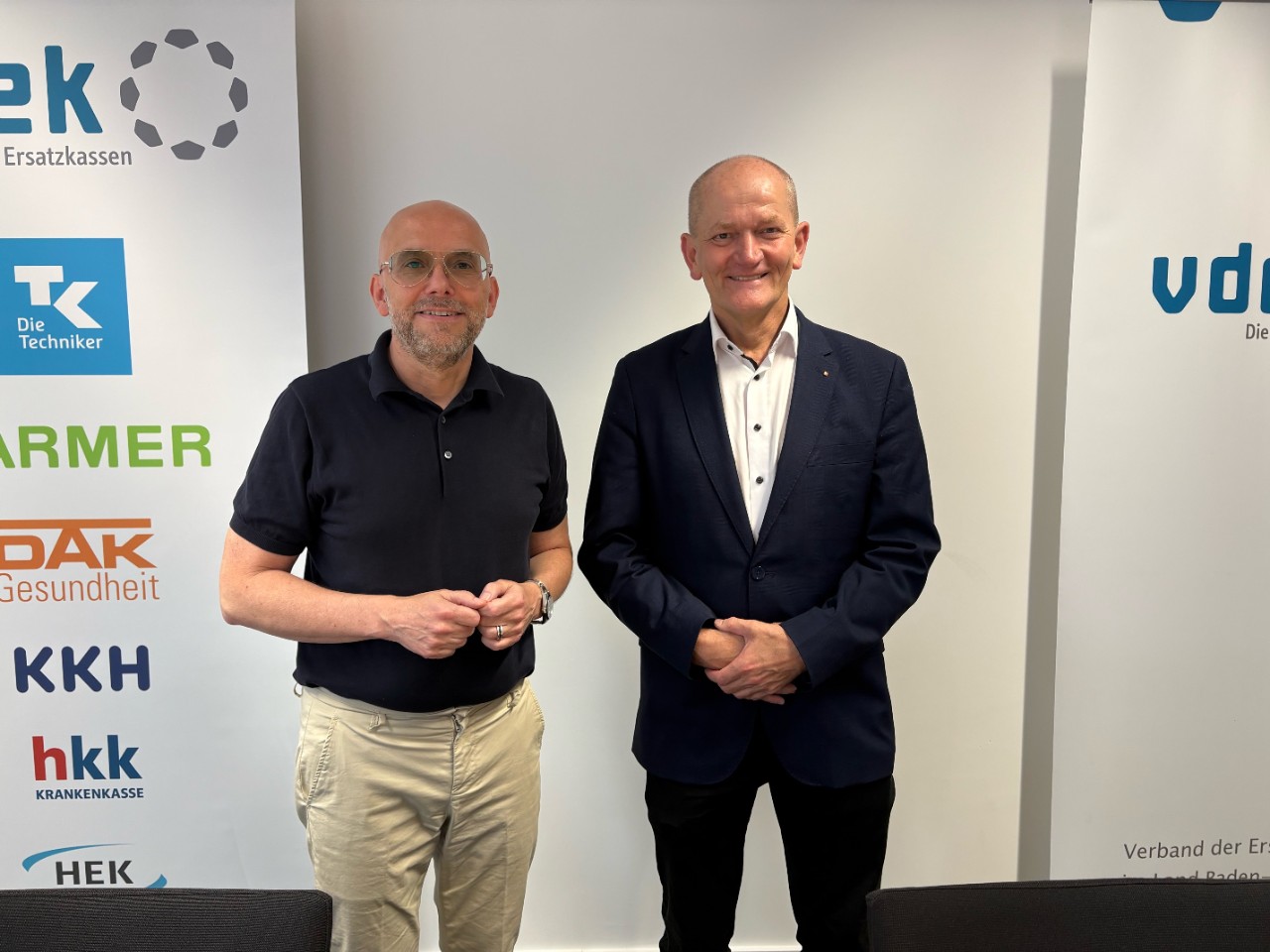 Dr. Wolfgang Miller, Landesärztekammerpräsident am 1.7.25 in der vdek-LV, 2 Männer stehend