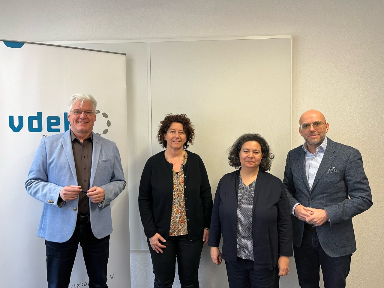 MdL Petra Krebs (Grüne) in der vdek-LV. 2 Frauen und 2 Männer im Gruppenbild stehend MdL Petra Krebs (Grüne) in der vdek-LV. 2 Frauen und 2 Männer im Gruppenbild stehend
