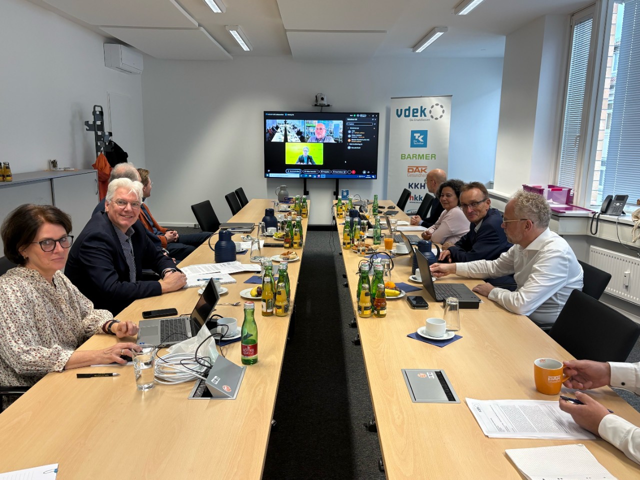 Gesundheitsminister Lucha MdL am 22.10.25 im vdek-Landesausschuss. 3 Frauen und 8 Männer sitzend