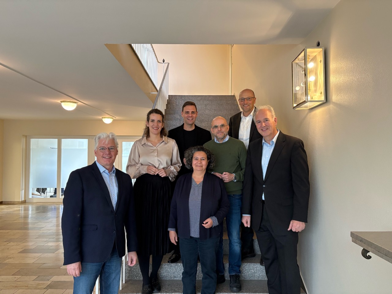 Austausch mit der SPD auf Bundes- und Landesebene am 23.10.2025. 2 Frauen und 5 Männer zum Gruppenbild stehend