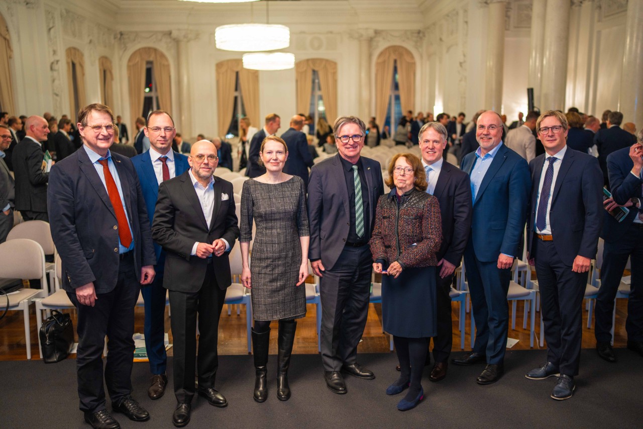 75 Jahre Kliniken Schmieder, 2 Frauen und 4 Männer im Gruppenbild stehend
