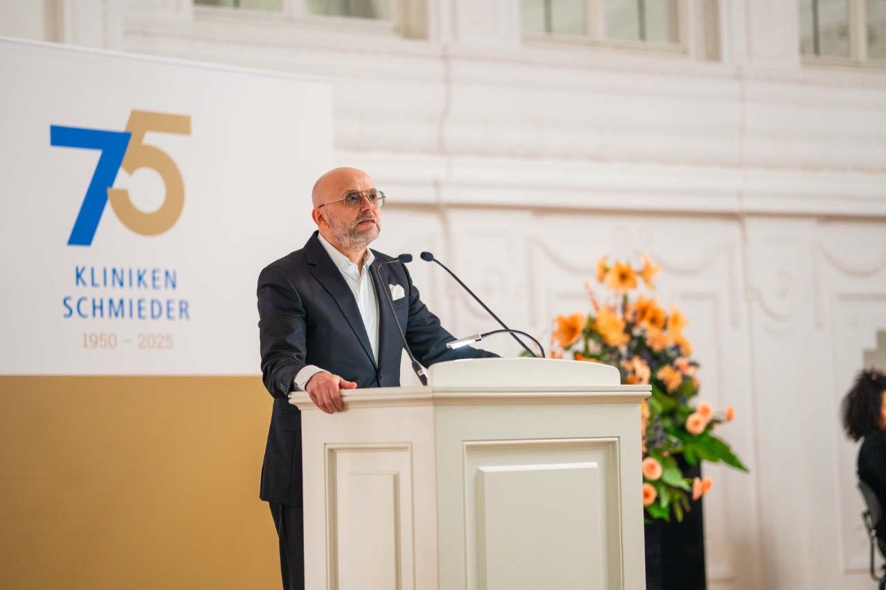 75 Jahre Schmieder, 1 Mann am Rednerpult stehend