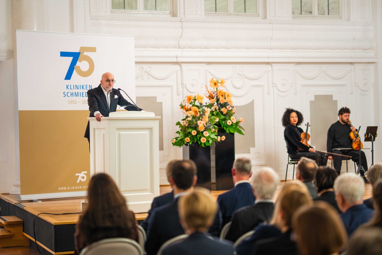 75 Jahre Schmieder, 1 Mann am Rednerpult stehend