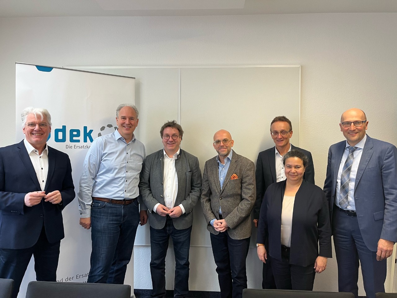 MdL Dr. Michael Preusch (CDU) in der vdek-LV, 1 Frau und 6 Männer vor vdek-Roll-up stehend MdL Dr. Michael Preusch (CDU) in der vdek-LV, 1 Frau und 6 Männer vor vdek-Roll-up stehend