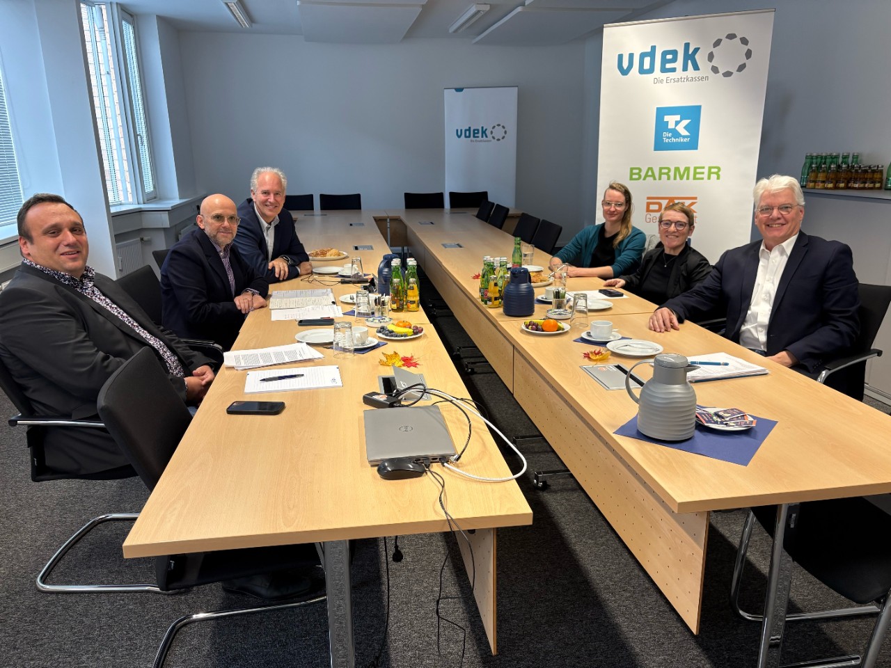 MdB Simone Fischer (Grüne) zu Gast beim vdek. 2 Frauen und 4 Männer sitzend