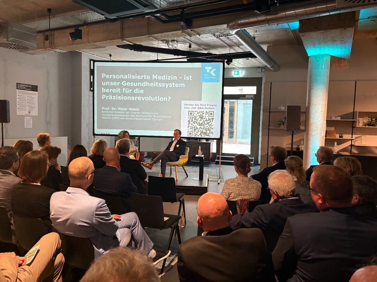 TK-Veranstaltung vom 28.4.2026, Publikum verfolgt Diskussionsrunde