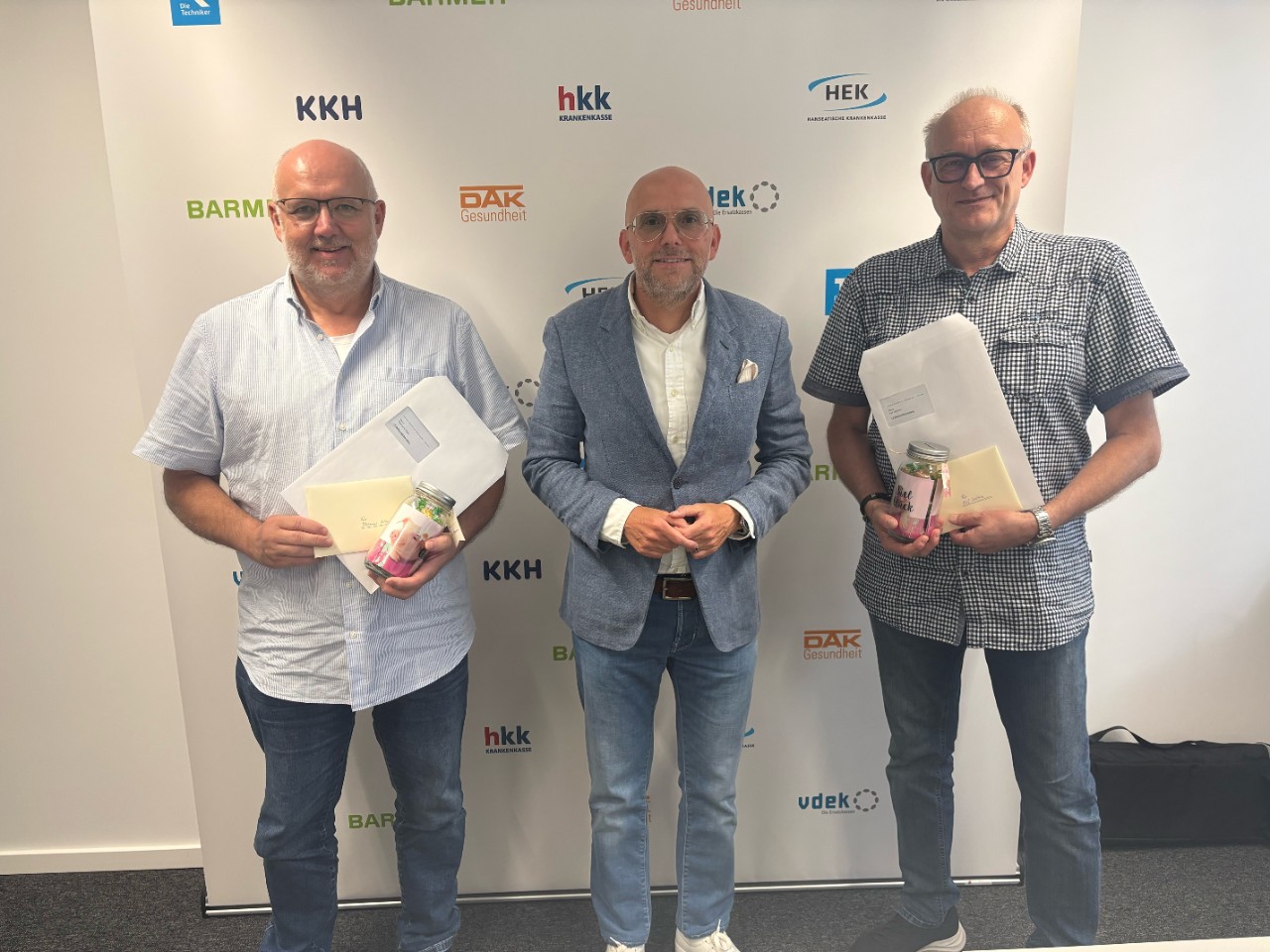 40-jähriges Dienstjubiläum von Ralf Lebherz und Thomas Kränzle, 3 Männer vor Roll-up stehend.