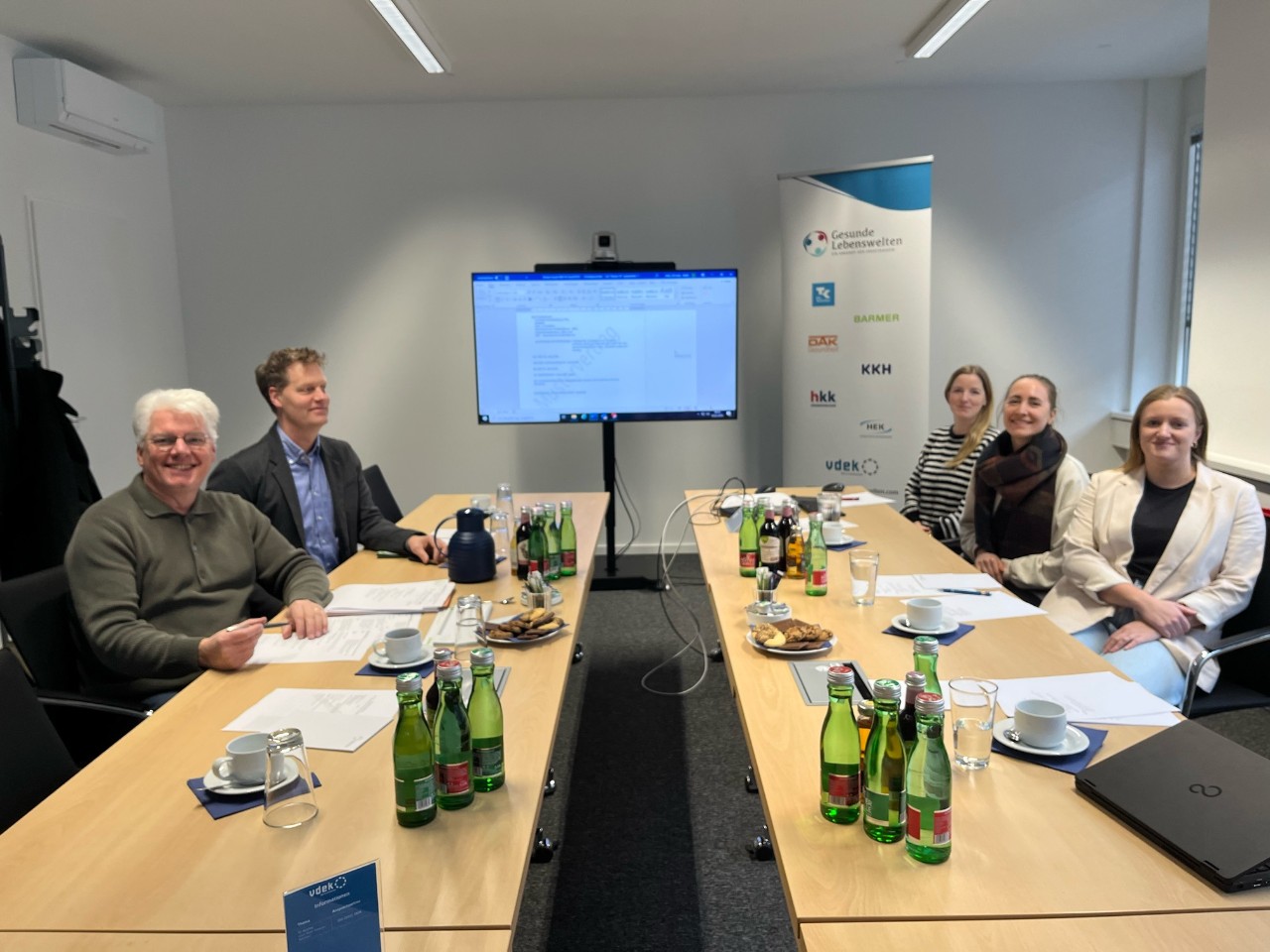 Sitzung der Präventionsbeauftragten der Mitgliedskassen am 4.2.25 in der vdek-LV. 3 Frauen und 2 Männer am Tisch sitzend Sitzung der Präventionsbeauftragten der Mitgliedskassen am 4.2.25 in der vdek-LV. 3 Frauen und 2 Männer am Tisch sitzend