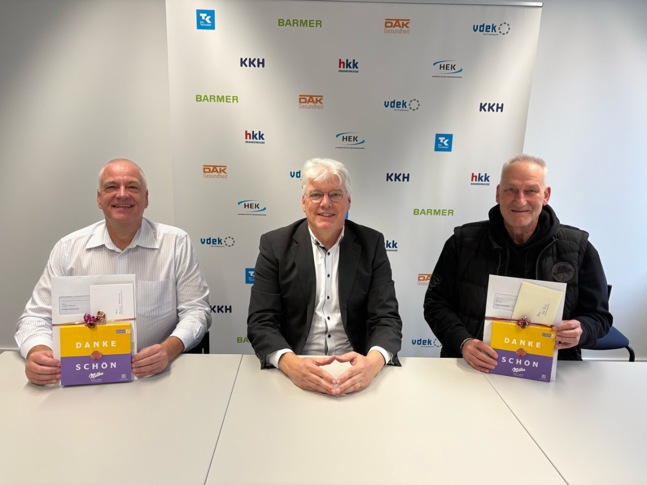 Vierzigjähriges Dienstjubiläum von Andreas Heldmaier und Udo Früh am 6.10.25. 3 sitzende Männer