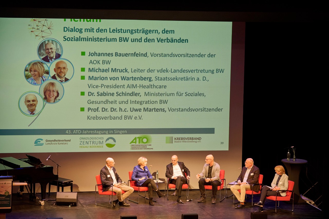 ATO Tagung am 8.11.24 in Singen. 2 Frauen und 4 Männer auf dem Podium sitzend ATO Tagung am 8.11.24 in Singen. 2 Frauen und 4 Männer auf dem Podium sitzend