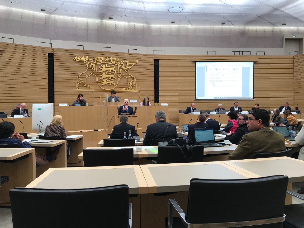 1 Mann vor Landtagsplenum 1 Mann vor Landtagsplenum