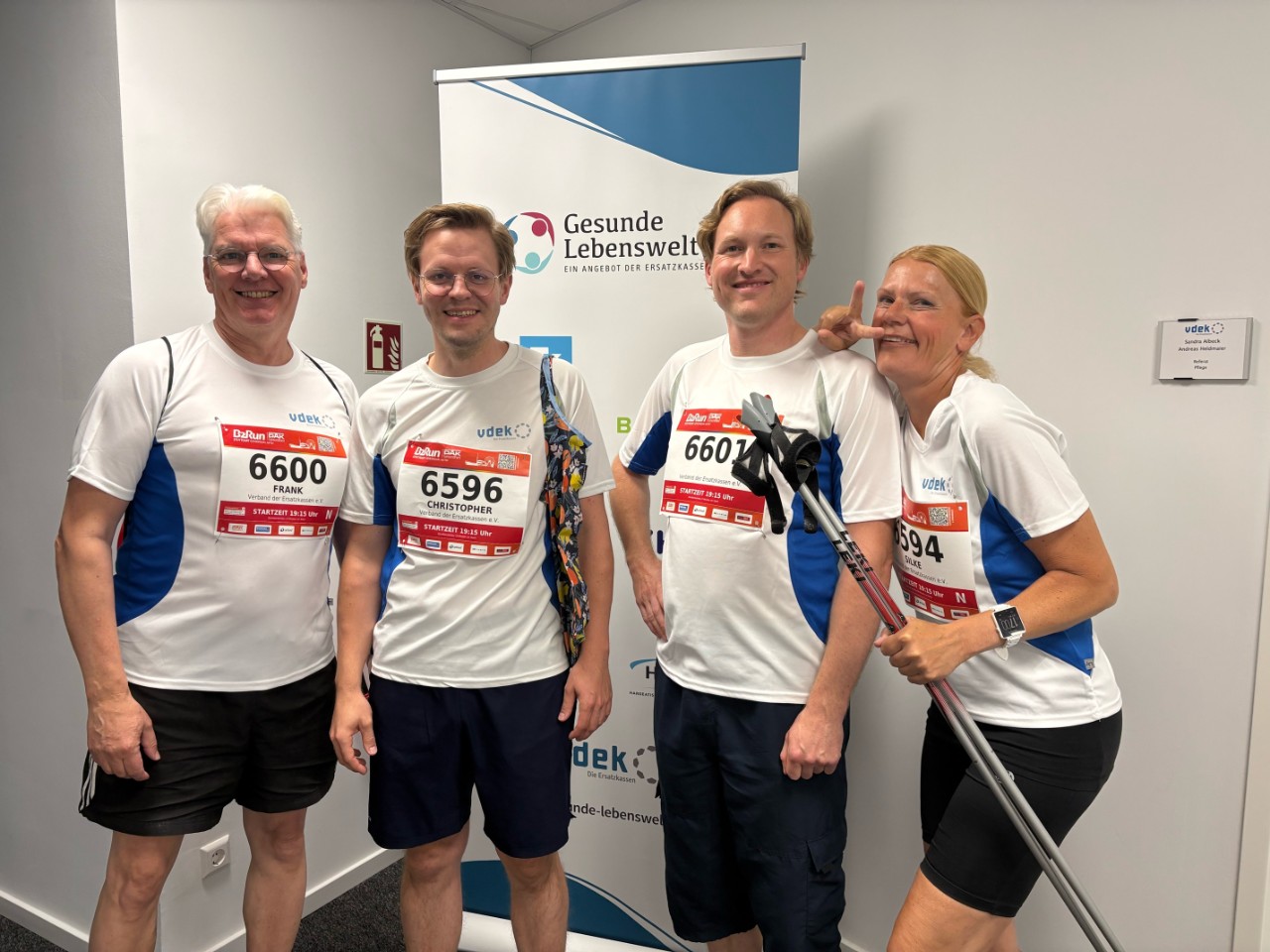B2Run, 1 Frau und 3 Männer in der Gruppe stehend