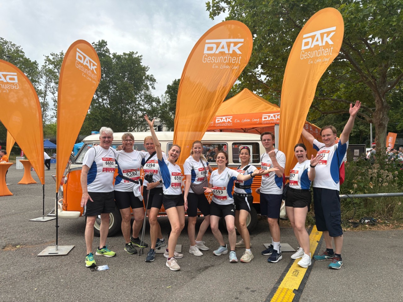 B2Run, 10 Sportler in der Gruppe stehend