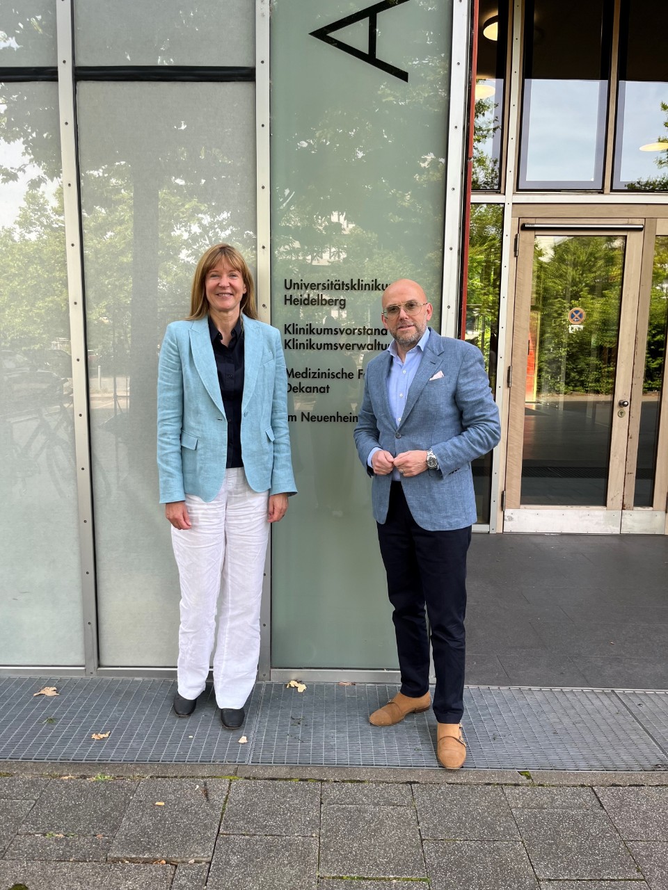 Besuch der Uniklinik Heidelberg am 18.6.24, 1 Frau und 1 Mann stehend Besuch der Uniklinik Heidelberg am 18.6.24, 1 Frau und 1 Mann stehend
