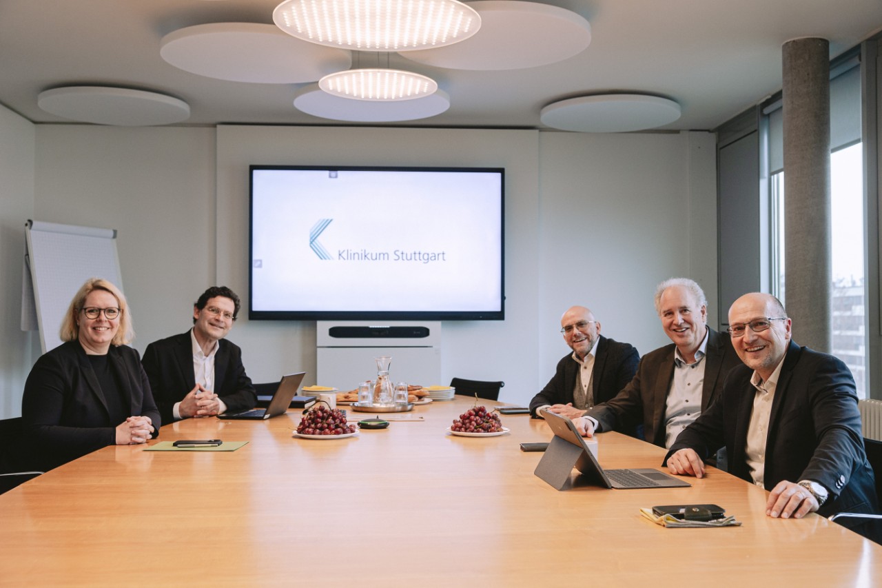 Besuch im Klinikum Stuttgart am 29.1.2026. 1 Frau und 4 Männer sitzend