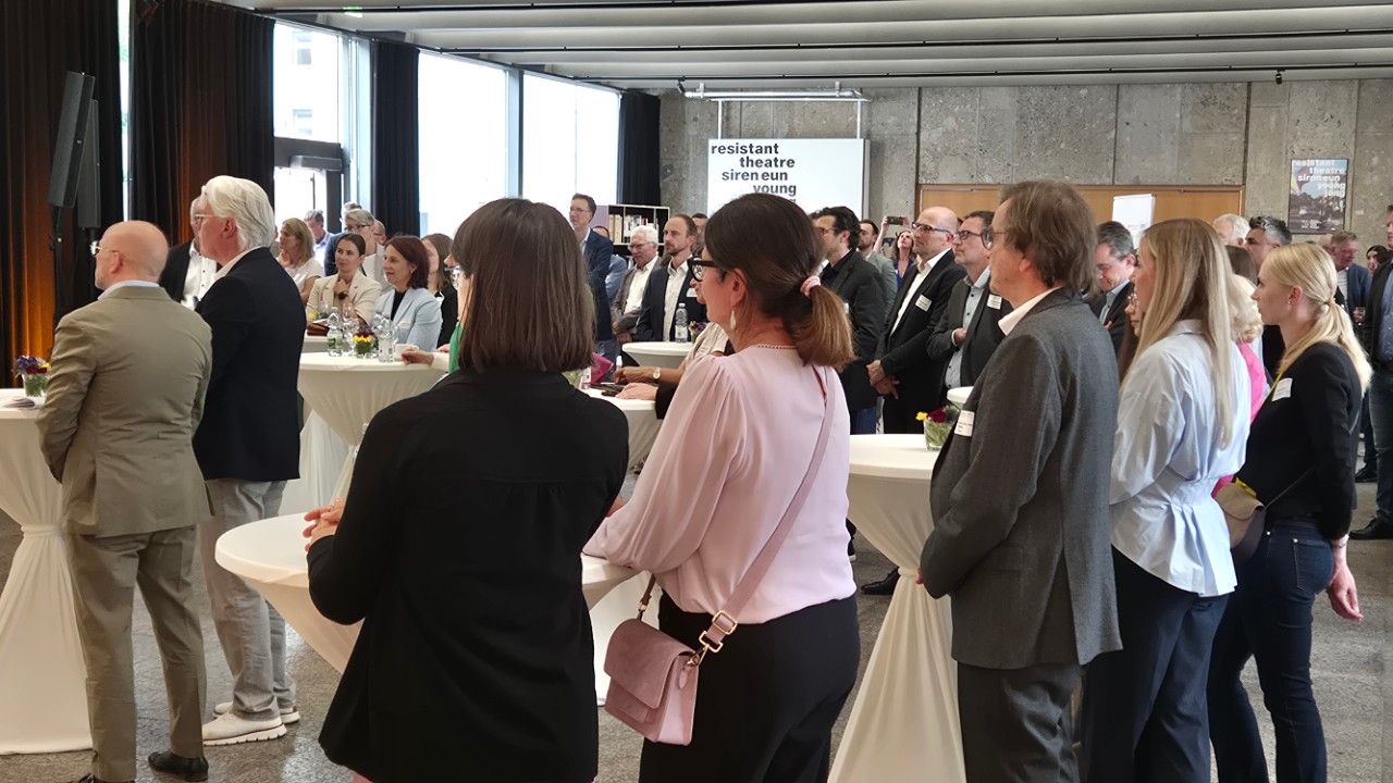 150 Teilnehmende beim Empfang am 16. Juni 2026, Zuhörendes Publikum in Richtung Podium