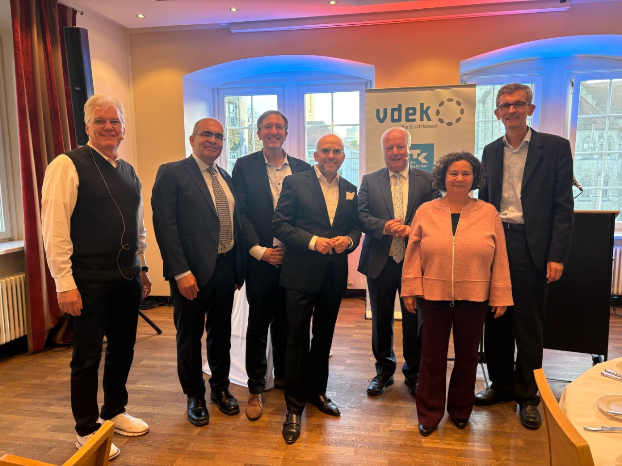 1 Frau und 6 M&auml;nner zum Gruppenbild stehend