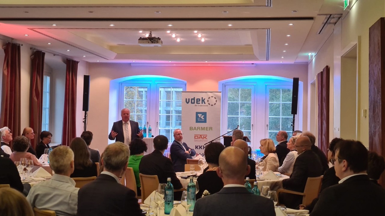 1 Mann vor Publikum sprechend