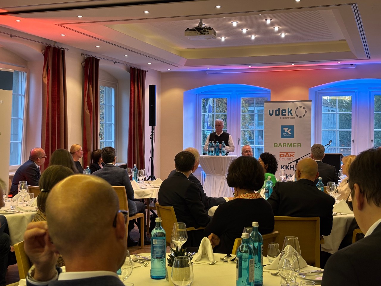 1 Mann vor Publikum stehend