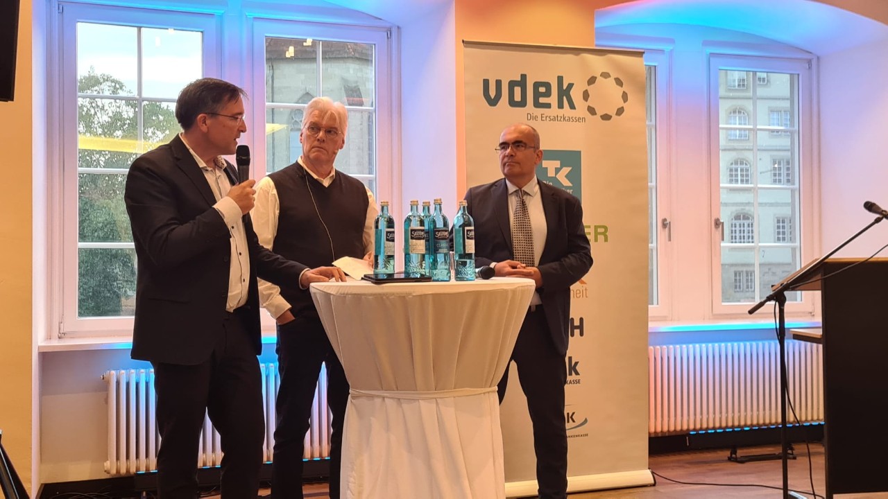 1 Mann mit 2 M&auml;nner diskutierend