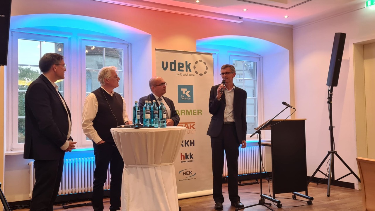 4 M&auml;nner in der Diskussion stehend