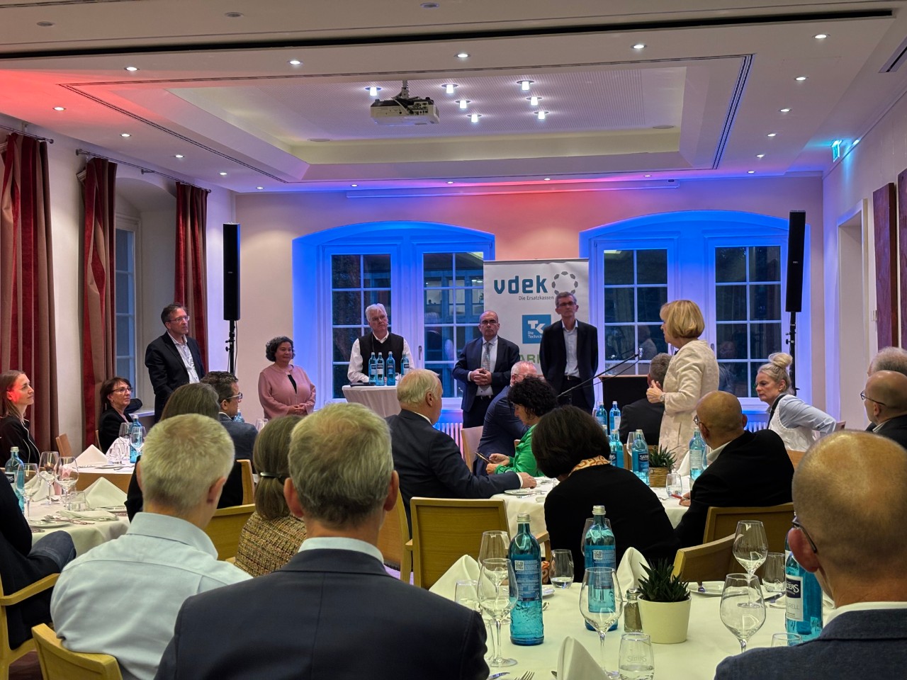 1 Frau mit Diskussionsbeitrag zu Publikum stehend