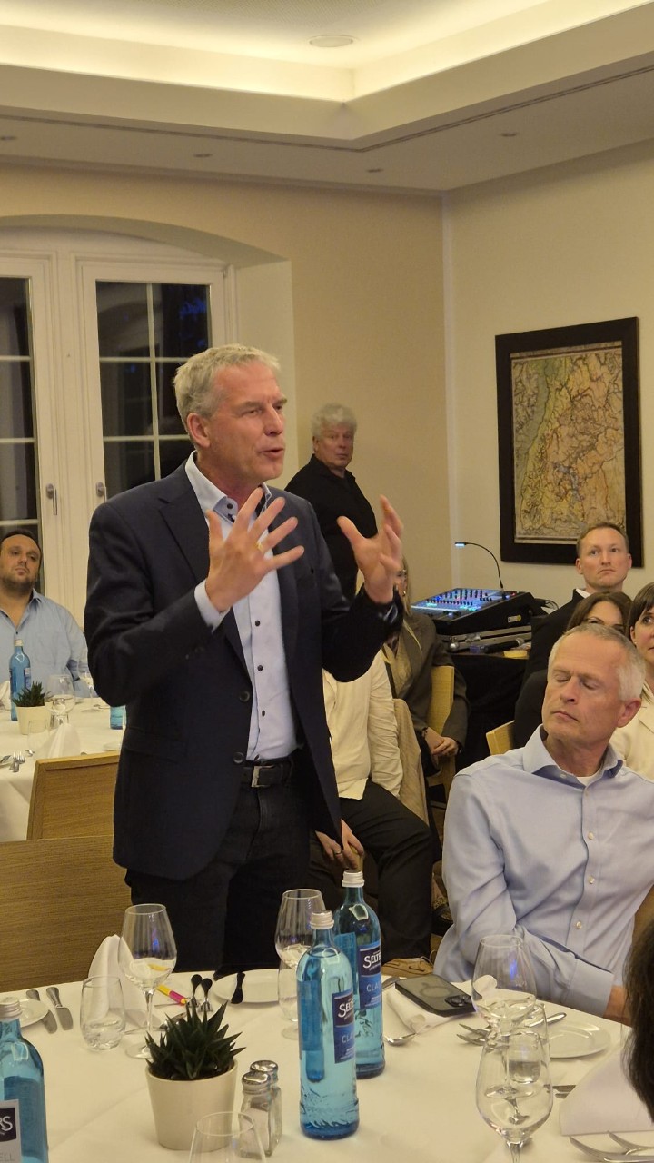 1 Mann mit Diskussionsbeitrag stehend