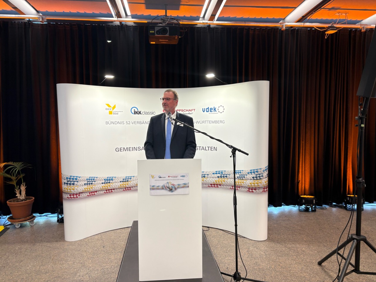 Gastredner Landkreistagspräsident Joachim Walter - Mann am Rednerpult stehend Gastredner Landkreistagspräsident Joachim Walter - Mann am Rednerpult stehend