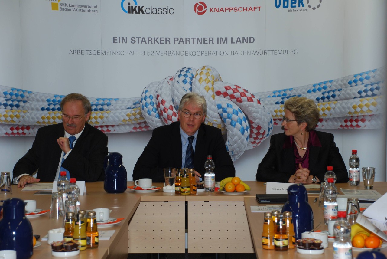 B 52-Repräsentant Hugo Schüle, stellvertretender vdek-Leiter Frank Winkler und Städtetagspräsidentin Barbara Bosch am Tisch sitzend B 52-Repräsentant Hugo Schüle, stellvertretender vdek-Leiter Frank Winkler und Städtetagspräsidentin Barbara Bosch am Tisch sitzend