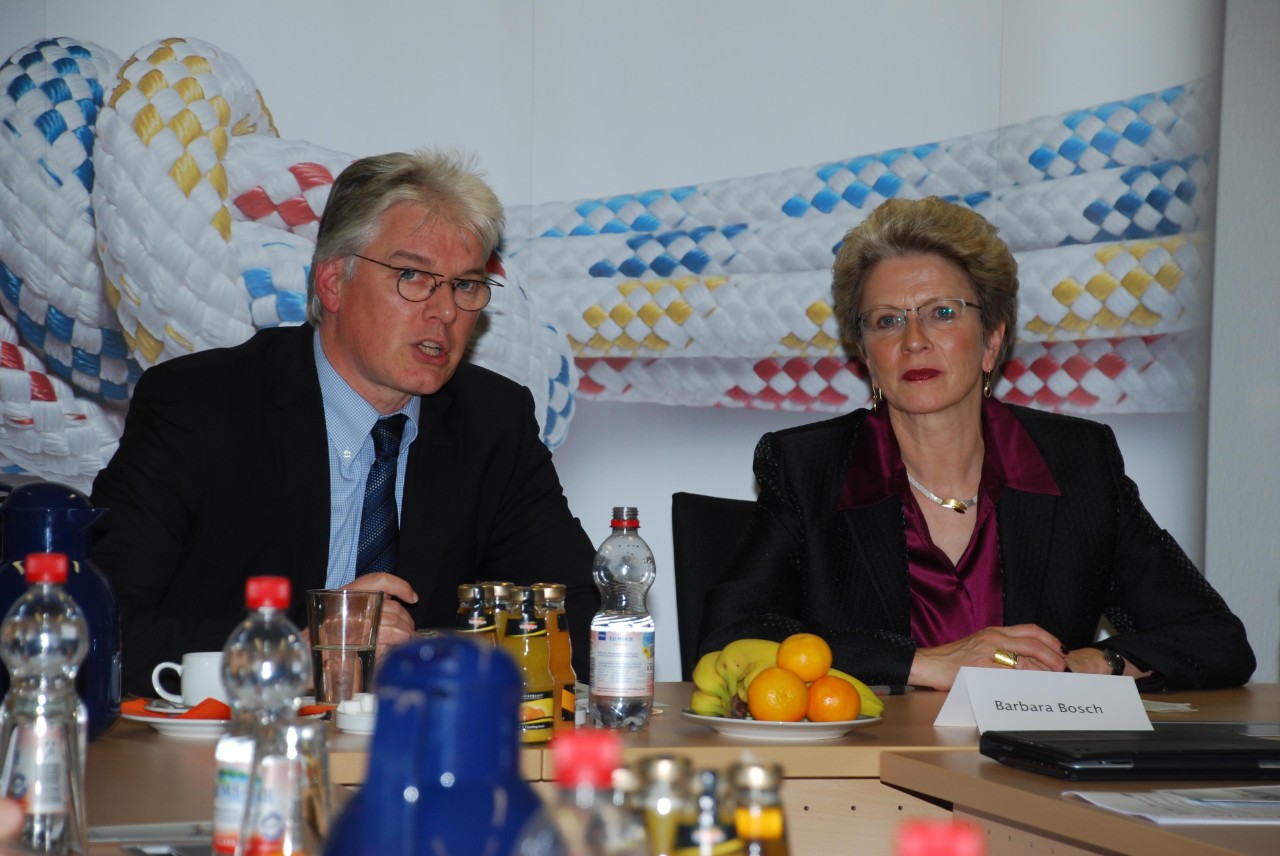 Stellvertretender vdek-Leiter Frank Winkler und Städtetagspräsidentin Barbara Bosch am Tisch sitzend