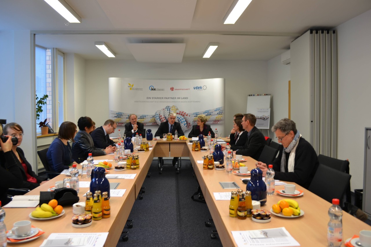 Blick entlang der gedeckten Tafel, an welcher die Pressevertreter sitzen. Am Kopf des Tisches sitzen Hugo Schüle, Frank Winkler und Barbara Bosch. Blick entlang der gedeckten Tafel, an welcher die Pressevertreter sitzen. Am Kopf des Tisches sitzen Hugo Schüle, Frank Winkler und Barbara Bosch.