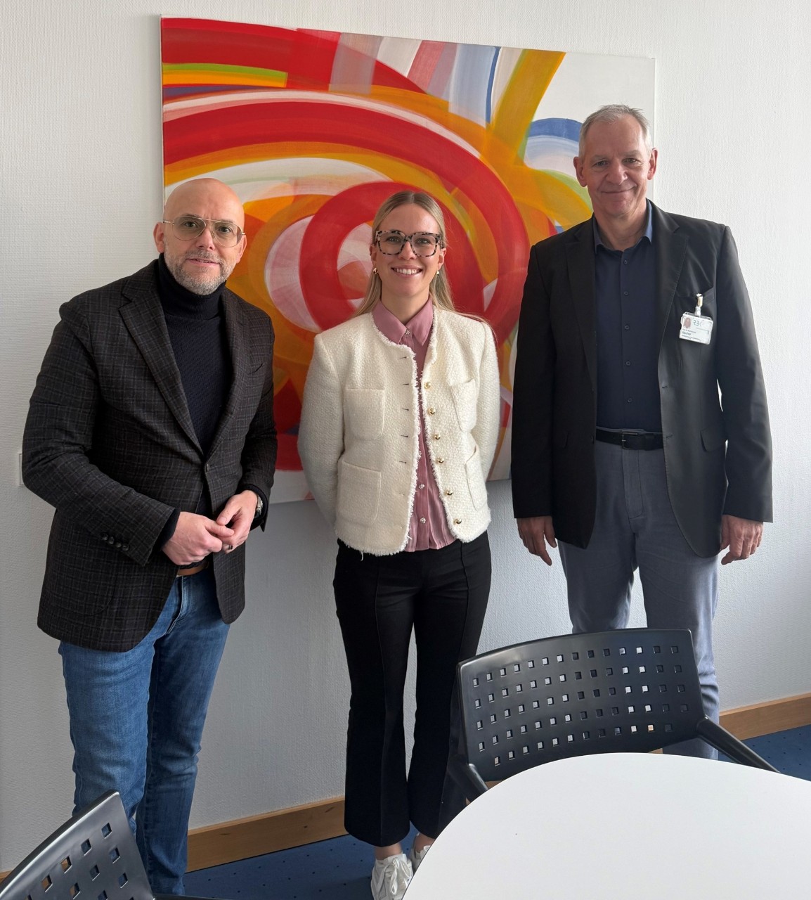 1 Frau und 2 Männer im Gruppenbild stehend