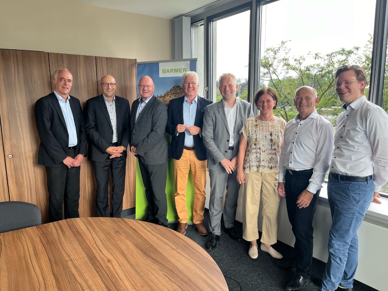 Landesausschusssitzung am 19.6.24 mit Prof. Dr. Ralf Kindervater bei der BARMER, 1 Frau und 7 Männer in der Gruppe stehend Landesausschusssitzung am 19.6.24 mit Prof. Dr. Ralf Kindervater bei der BARMER, 1 Frau und 7 Männer in der Gruppe stehend