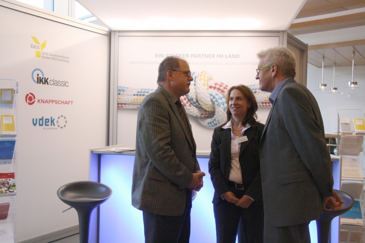 Walter Scheller, Jacqueline Kühne und Winfried Kretschmann im Gespräch vor dem Messestand der Verbändekooperation B 52 Baden-Würtemberg Walter Scheller, Jacqueline Kühne und Winfried Kretschmann im Gespräch vor dem Messestand der Verbändekooperation B 52 Baden-Würtemberg
