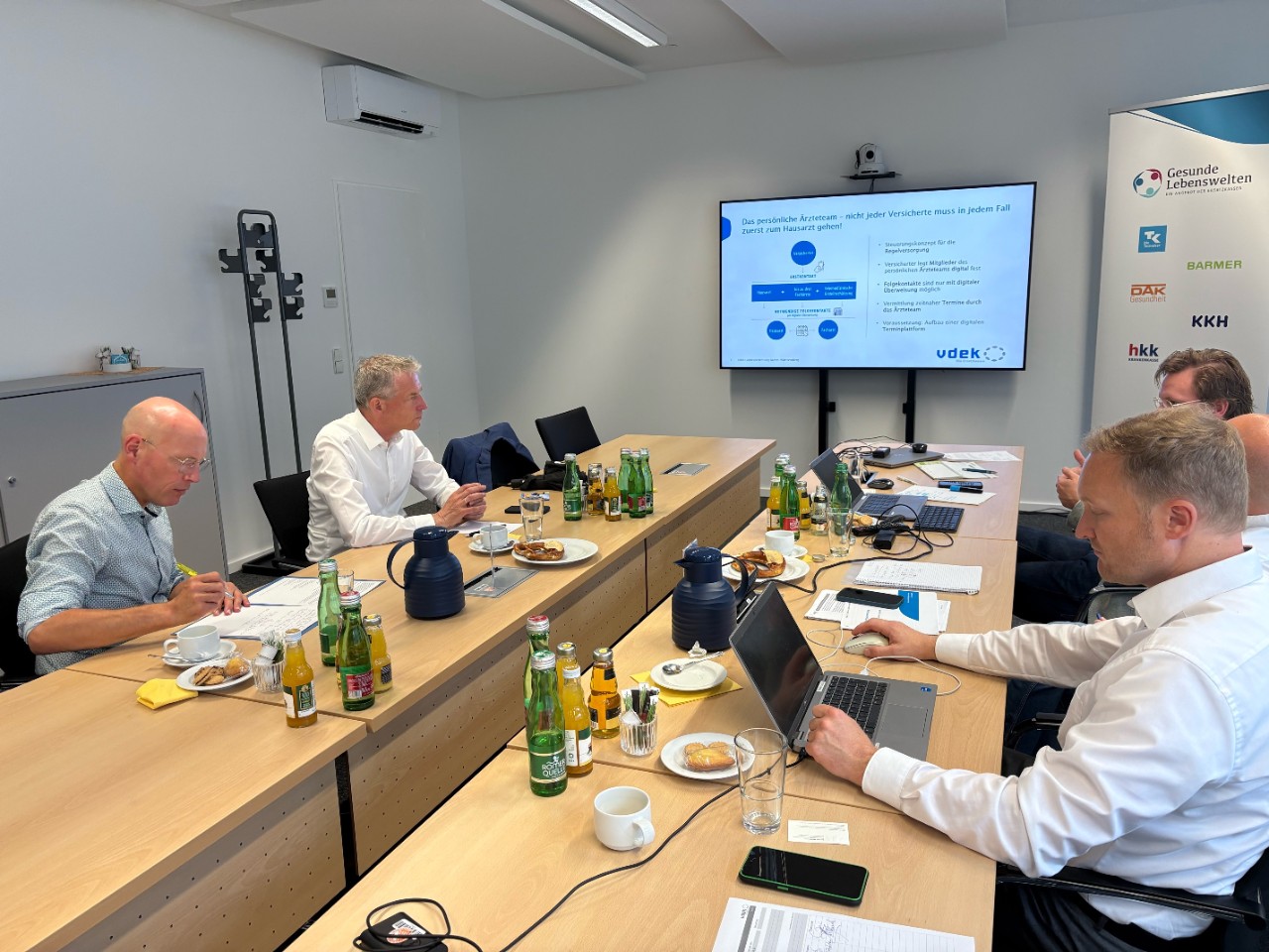 Persönliches Ärzteteam 26.6.25, 5 Männer am Tisch sitzend